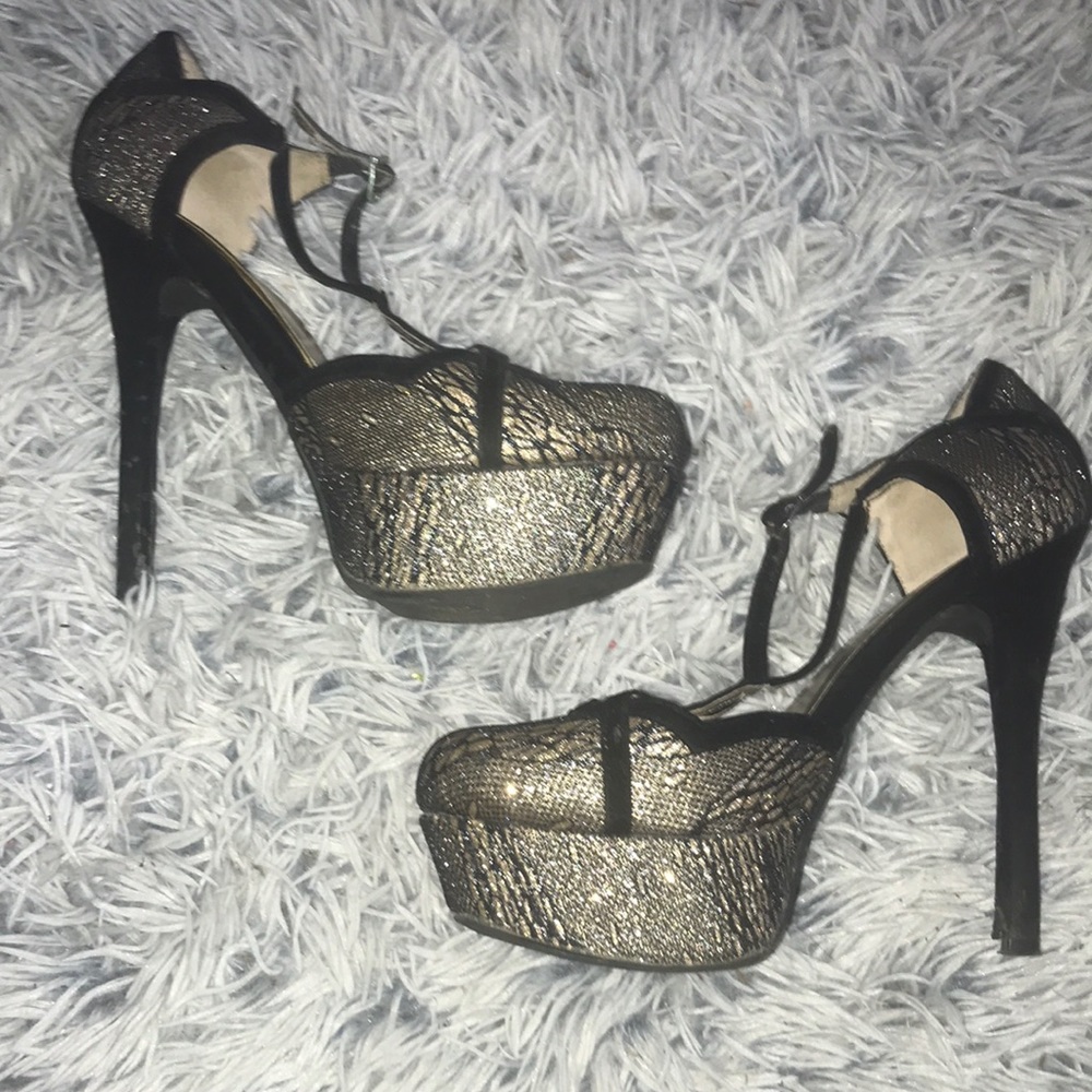 Quipid size 8, 3 inch gold and black heels